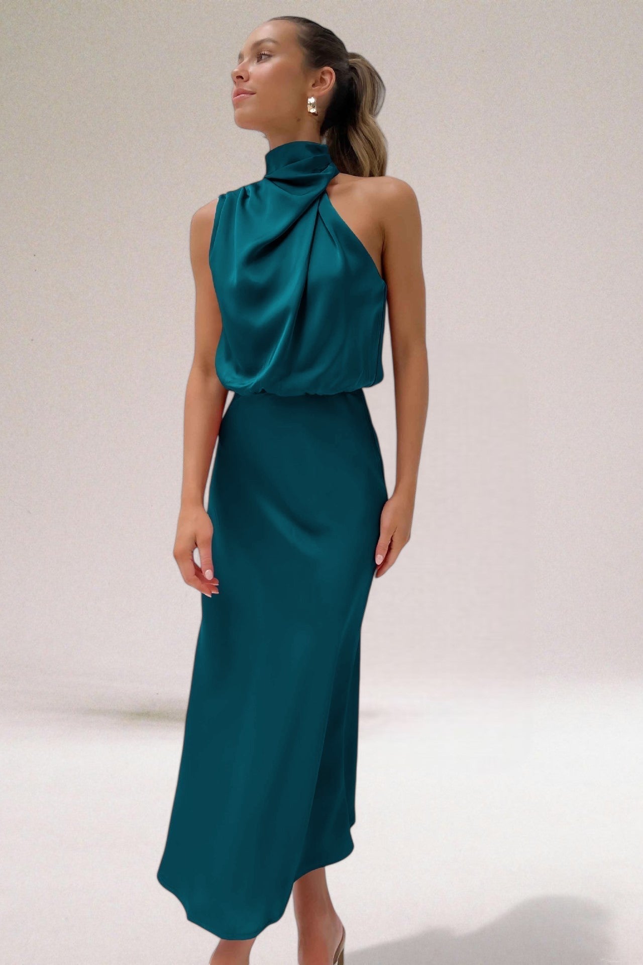 Birgitta | Glamourkjole i satin med halterneck