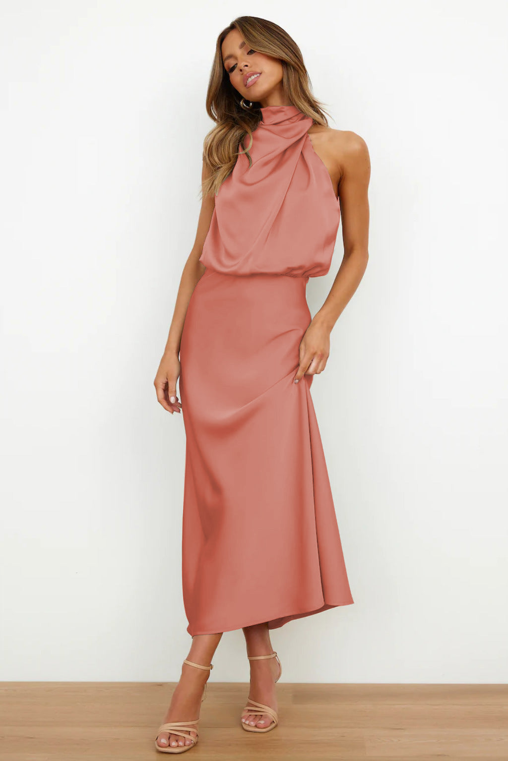 Birgitta | Lang satin kjole med halterneck