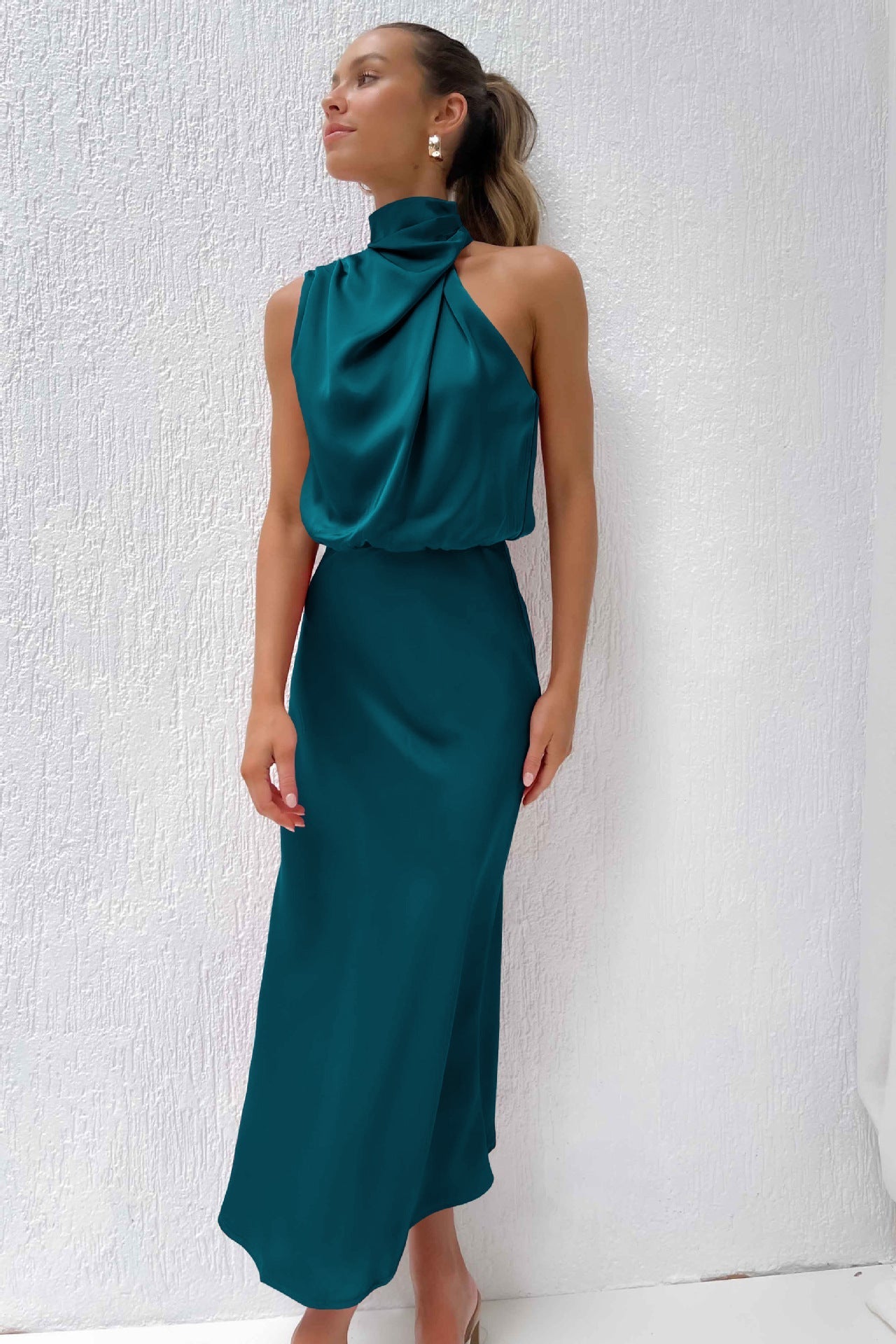 Birgitta | Lang satin kjole med halterneck