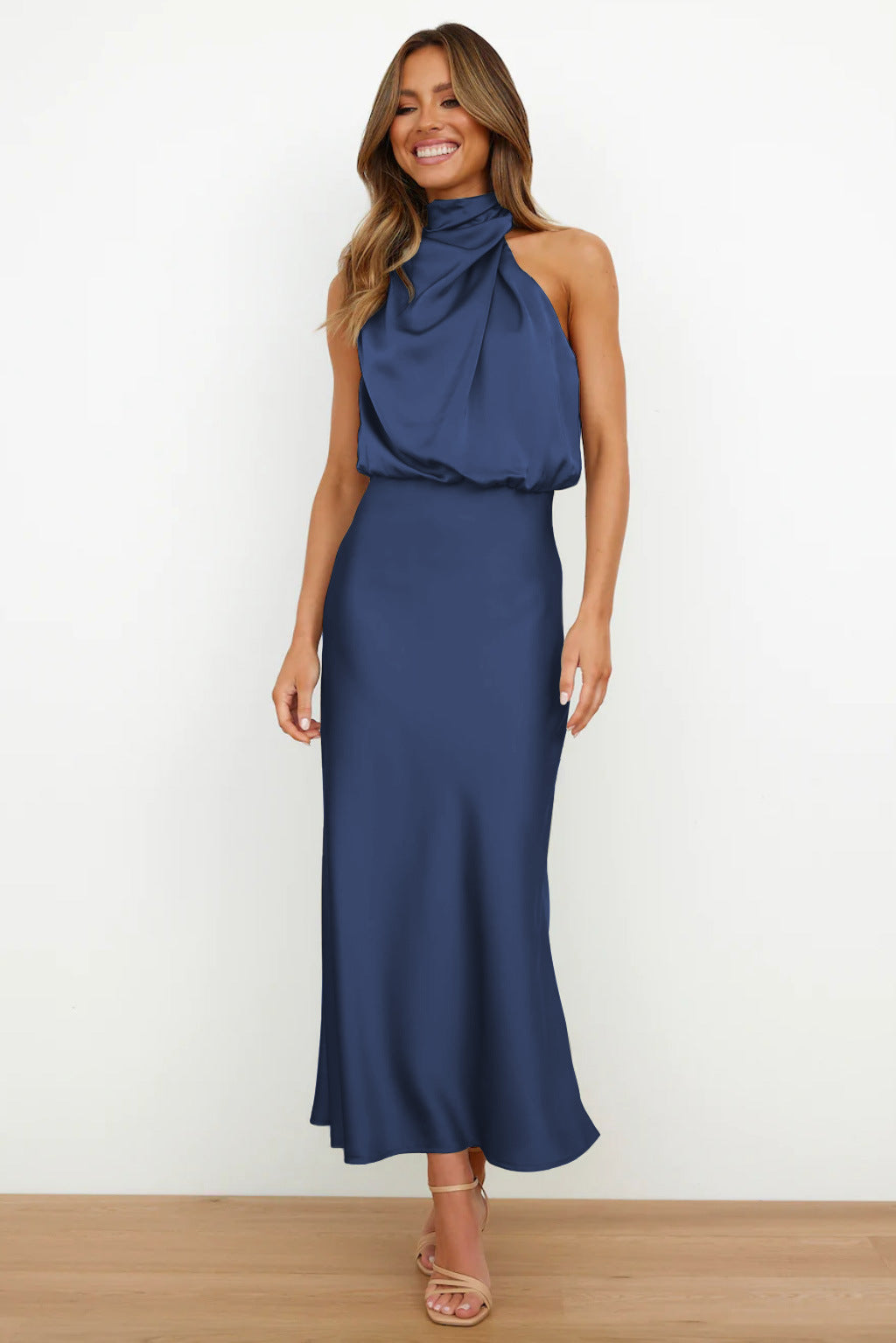 Birgitta | Lang satin kjole med halterneck