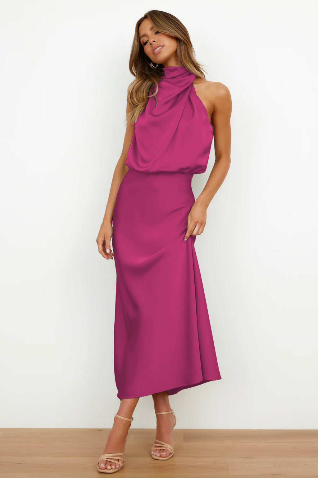 Birgitta | Lang satin kjole med halterneck