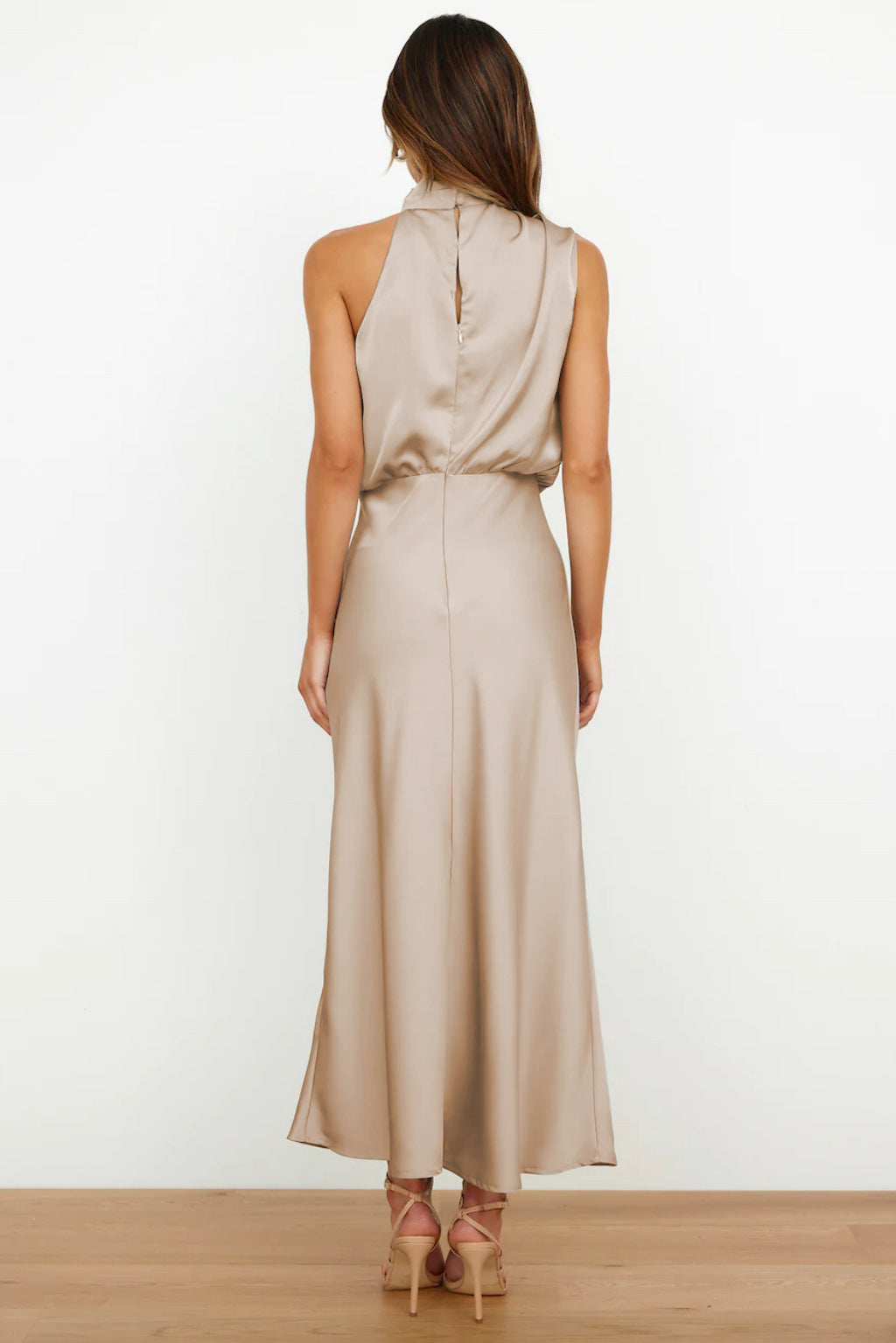 Birgitta | Lang satin kjole med halterneck