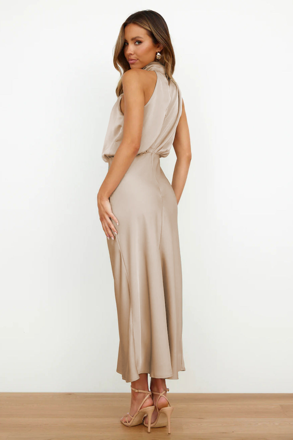 Birgitta | Lang satin kjole med halterneck