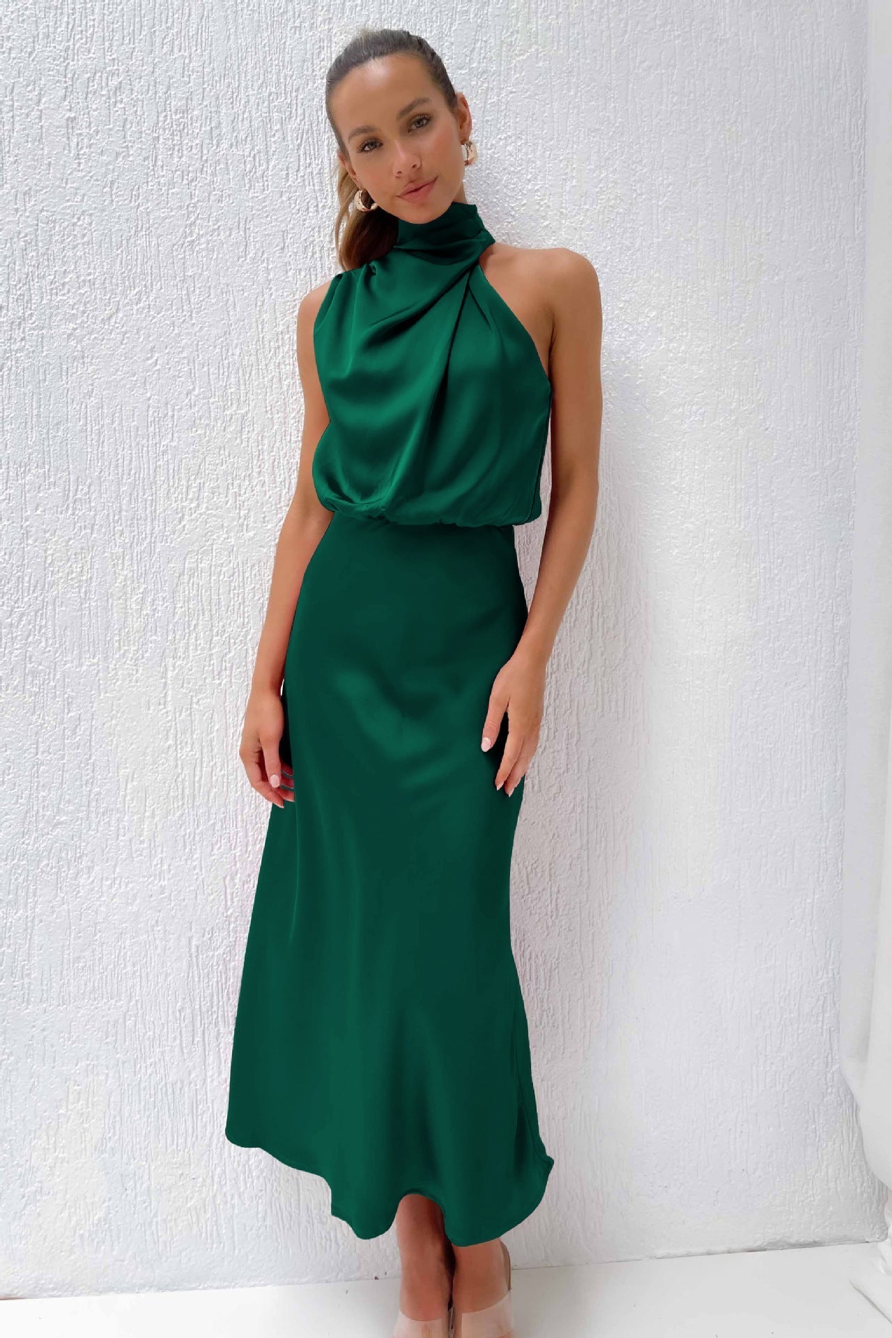 Birgitta | Lang satin kjole med halterneck