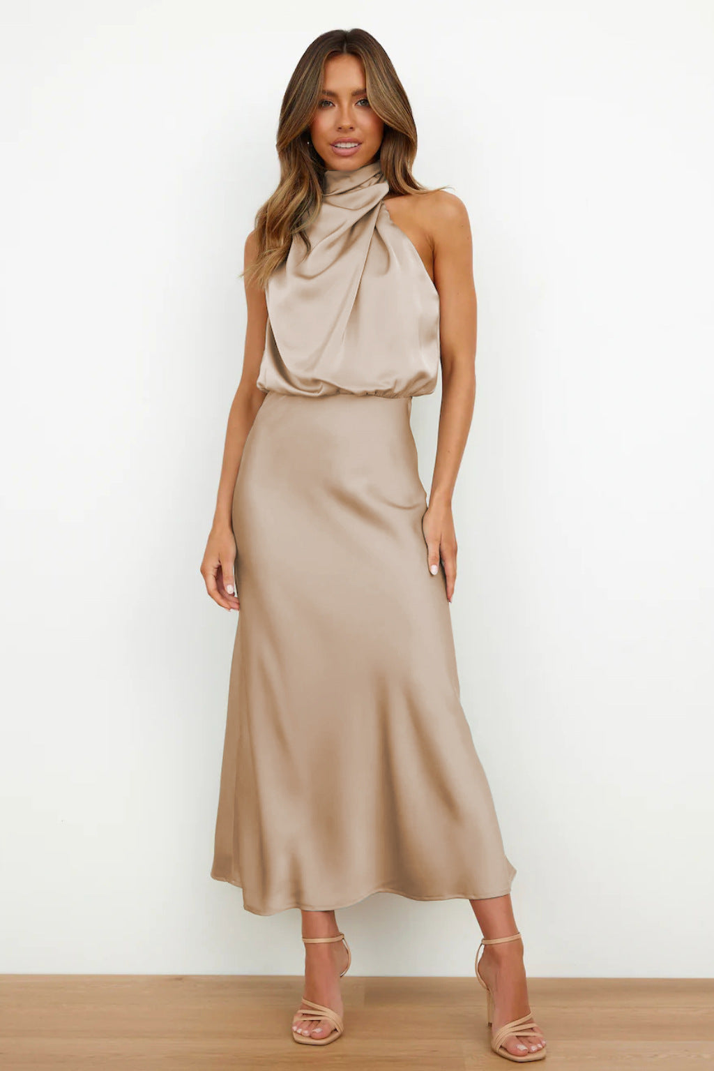 Birgitta | Lang satin kjole med halterneck