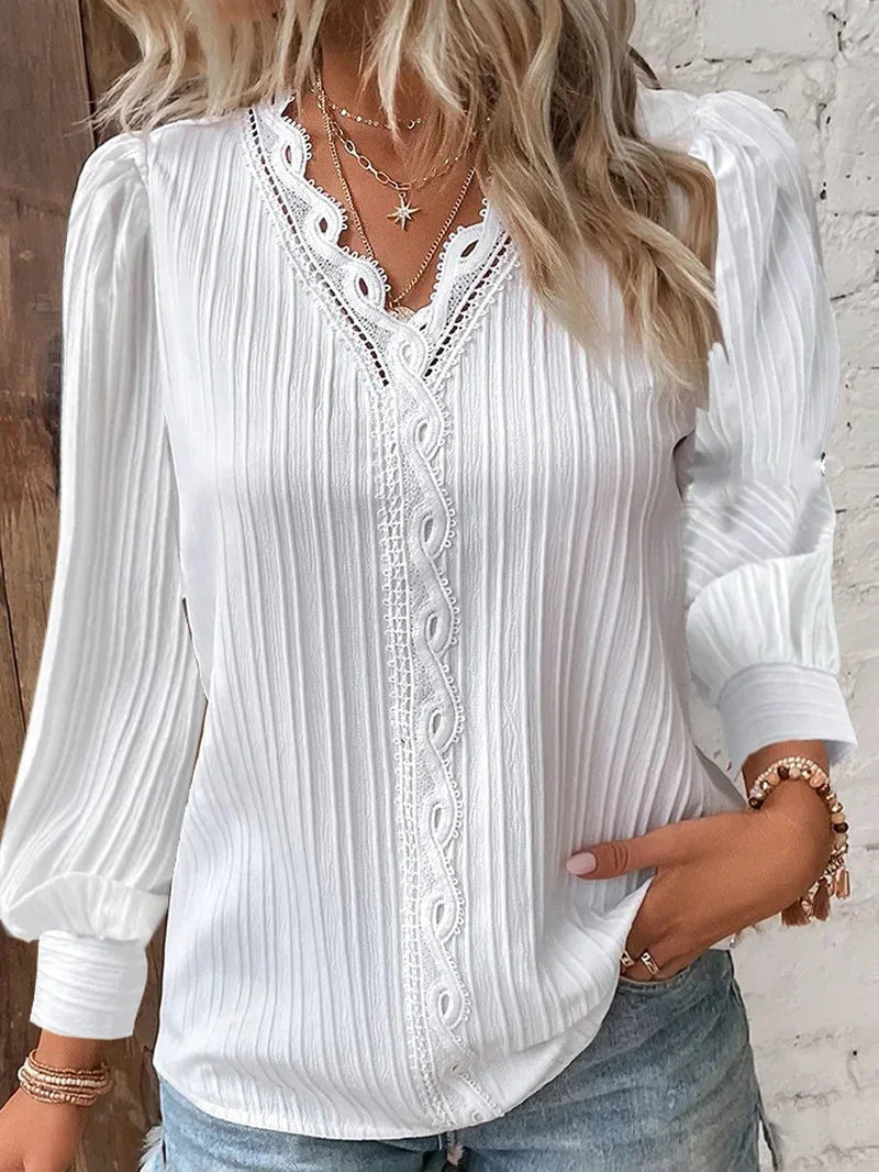 Birgitta | Selvie – Bluse med spidskant og folder