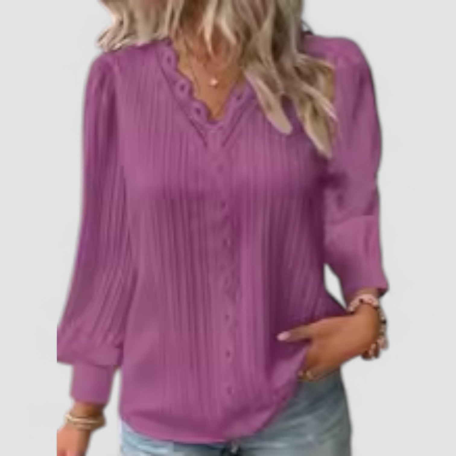 Birgitta | Selvie – Bluse med spidskant og folder