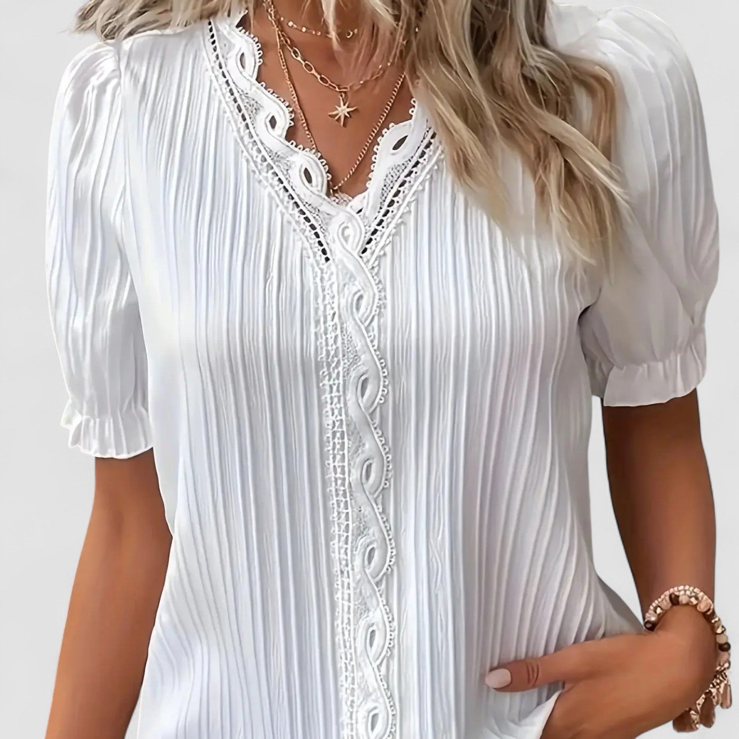 Birgitta | Elvira Bluse med spids og plisseringsdetaljer